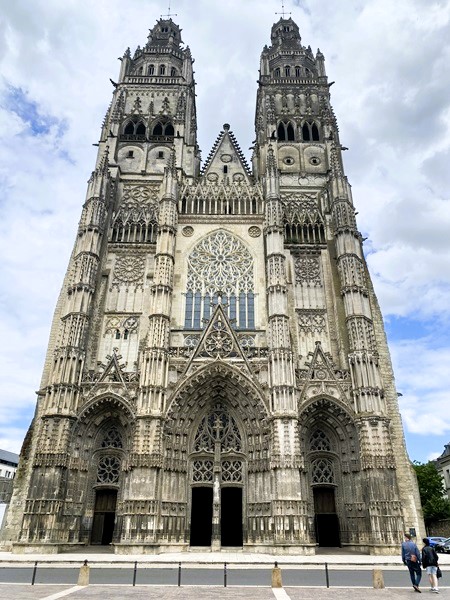 Een blik op de voorzijde van de Kathedraal van Tours